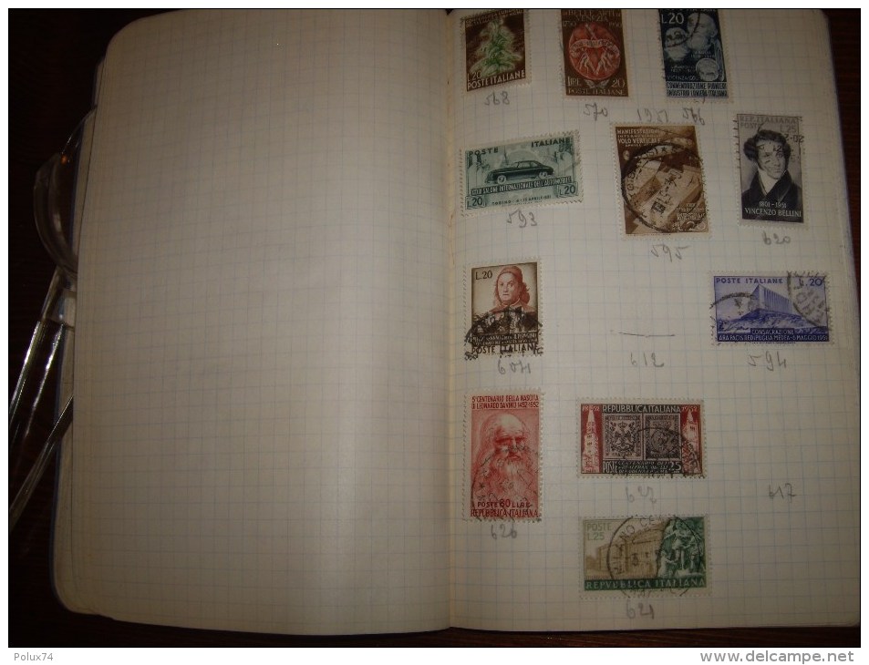 ITALIA  dans un cahier 300 timbres   + ou -