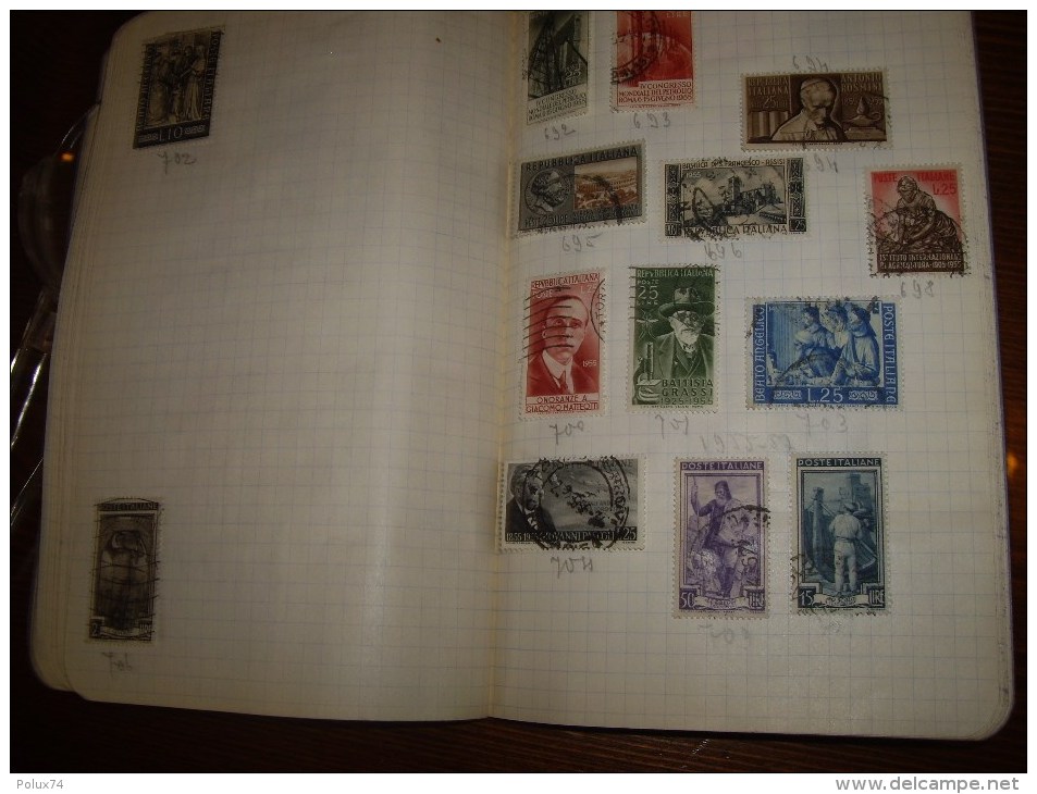 ITALIA  dans un cahier 300 timbres   + ou -