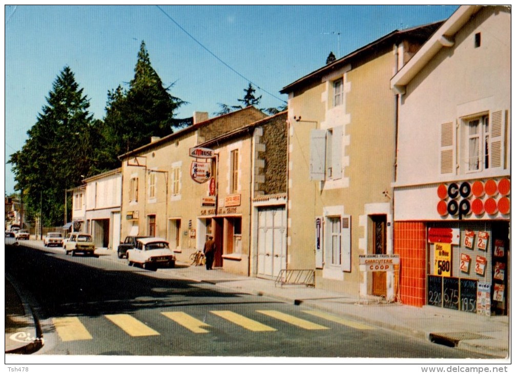 86--SAINT-JULIEN-L'ARS---La Rue Principale-( Voitures Citroën AMI 8 + DS )---voir 2 Scans - Saint Julien L'Ars