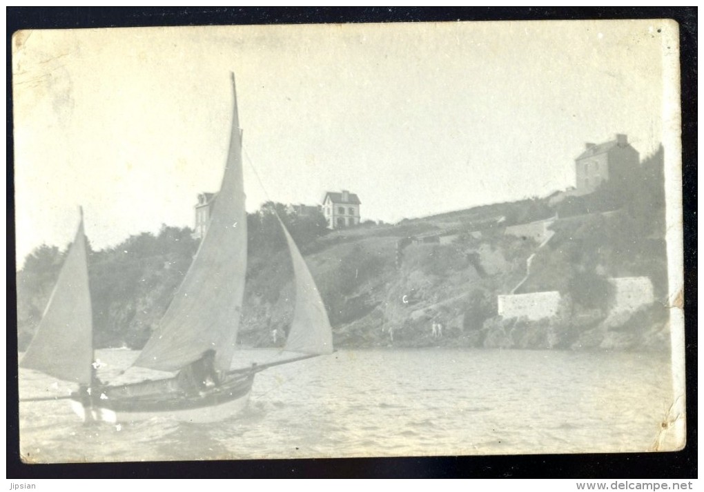 Cpa Carte Photo à Identifier Et Identifiable -- Bord De Côte Breton Et Voilier   AVR16 - A Identifier