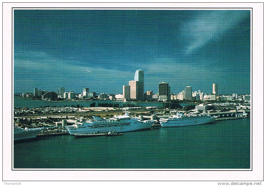 MIAMI - View Of The Harbour In Miami / Vue Du Port De Miami - Au Dos Commentaires Sur La Ville - Circulée - Miami