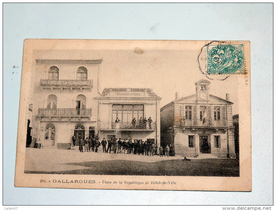 Carte Postale Ancienne : GALLARGUES : Place De La République Et Hotel De Ville , Animé , Café De La Renaissance - Gallargues-le-Montueux