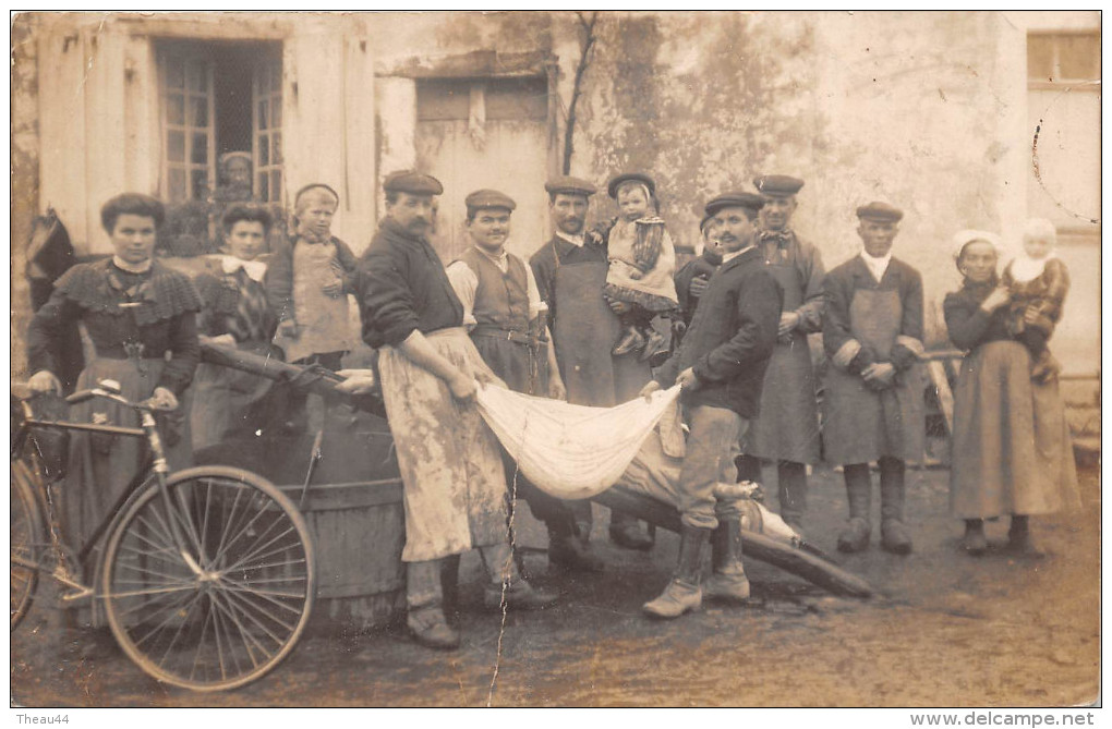 ¤¤  -  Carte Photo Non Situé  -   Groupe De Personnes Dans Une Cour De Ferme - Tuerie D'un Cochon  -  ¤¤ - A Identifier