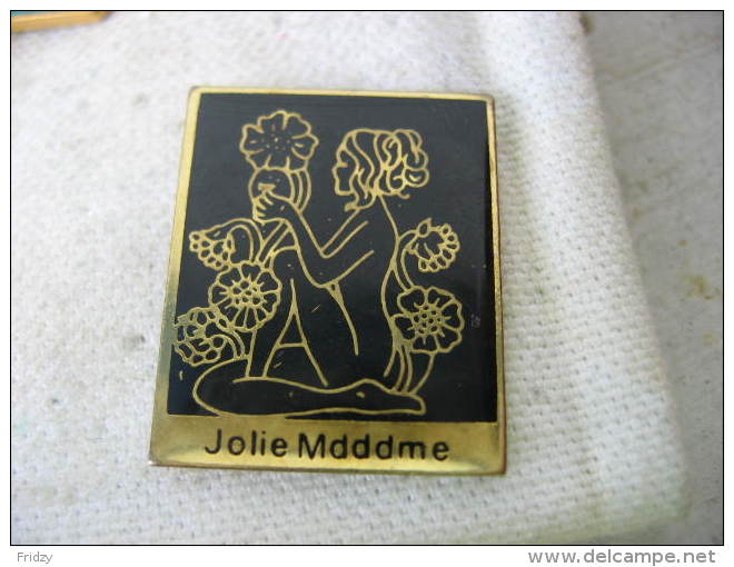 Pin's Pin Up; Jolie Madame. Fleurs - Pin-ups