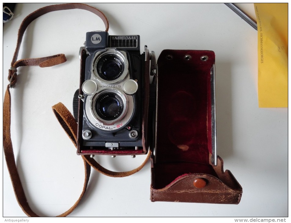 VINTAGE : YASHICA 44 (DANS SON ETUI D´ORIGINE) - Appareils Photo