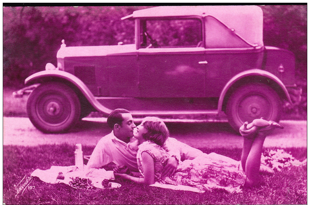 CPA Représentant 1 Couple Et Leur Véhicule - Ancienne Voiture 2 Portes Décapotable à Identifier  //  TBE - Passenger Cars