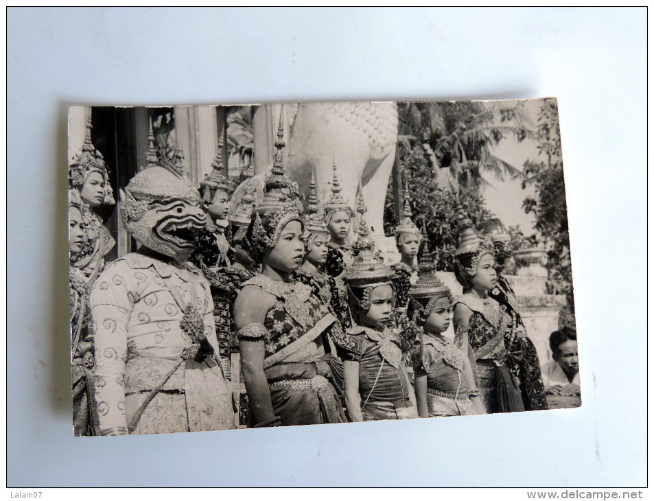 Carte Postale Ancienne : CAMBODGE : Phnom-Penh , Trompe(?) , Troupe De Danseuses Royals - Cambodge