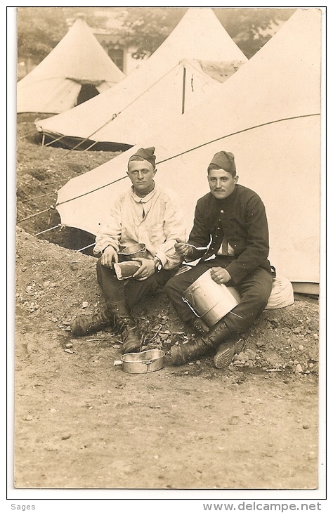 SUPERBE CARTE PHOTO De 2 Militaires " Cassant La Croute " Au Campement. Grande Qualité ! RARE AINSI ++ - War 1914-18