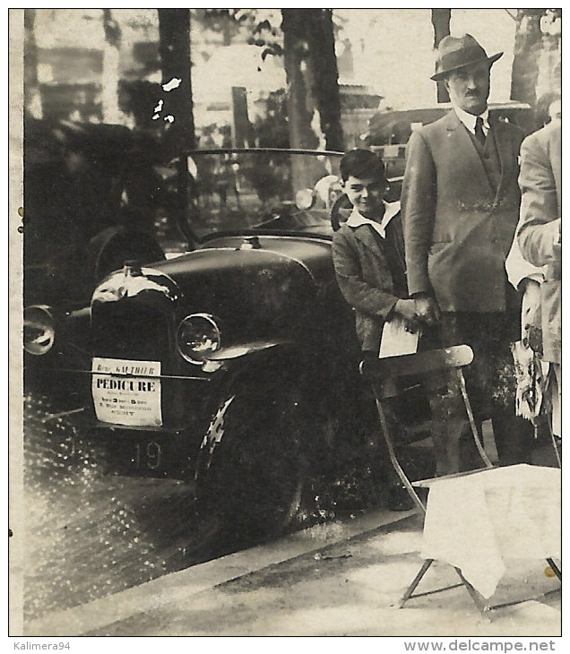 PARIS  ?  /  MARCHAND  AMBULANT  SUR  LES  GRANDS  BOULEVARDS  ( " Pédicure André GAUTHIER " + Automobile ) - Mercaderes