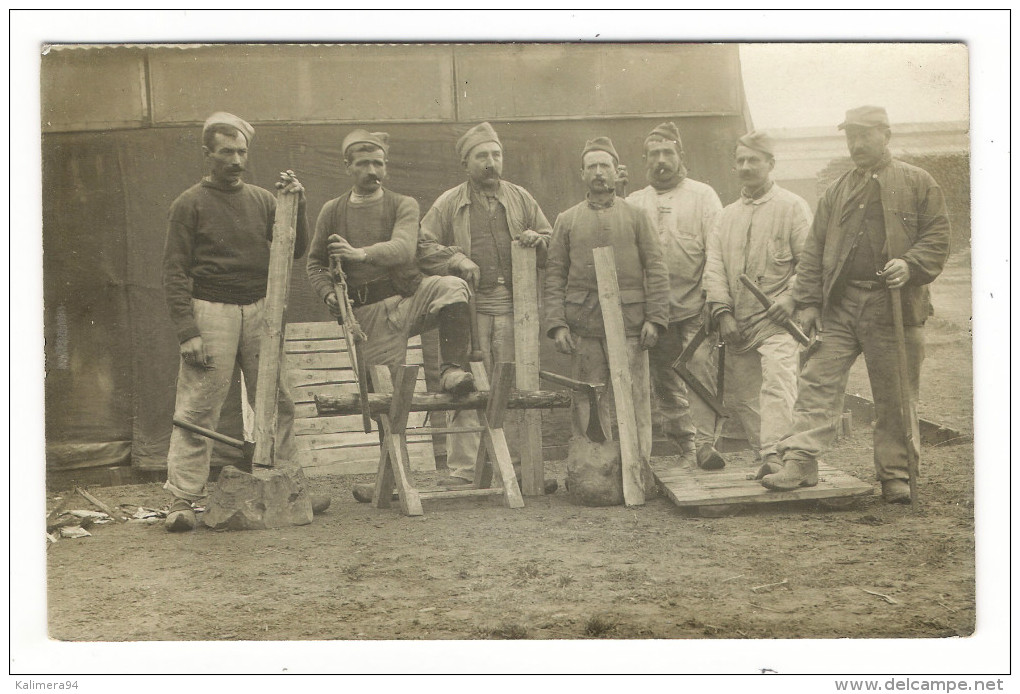 GROUPE  D' OUVRIERS  ( Menuisiers, ébénistes, Scieurs De Long, Militaires Avec Sabots : à Situer ! ) /  CARTE-PHOTO - Altri & Non Classificati