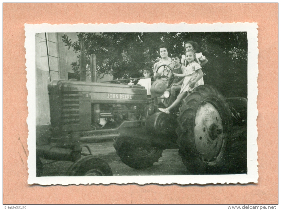 PHOTOGRAPHIE - TOUTE LA FAMILLE POSE SUR LE TRACTEUR AGRICOLE JOHN DEERE - - Automobili