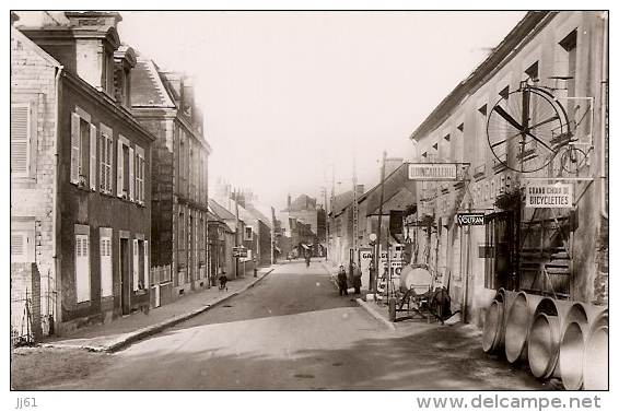 LITTRY LES MINES LE MOLAY RUE DE TOURNIERES BICYCLETTES CPSM PF BON ETAT AVEC CACHET EXPOSITION CARTHOPHILIQUE ET TIMBRE - Autres & Non Classés