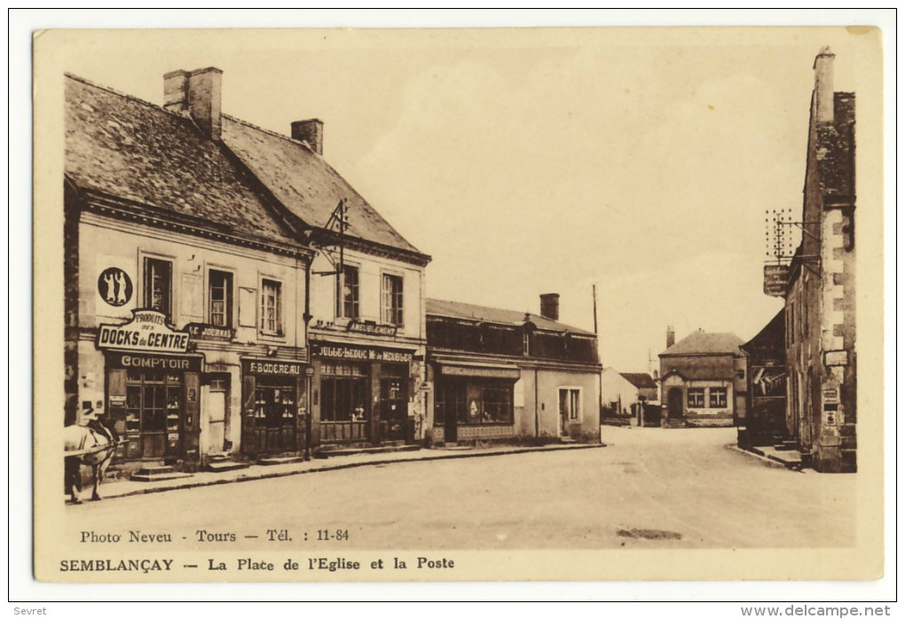 SEMBLANCAY. - La Place De L'Eglise Et La Poste - Semblançay