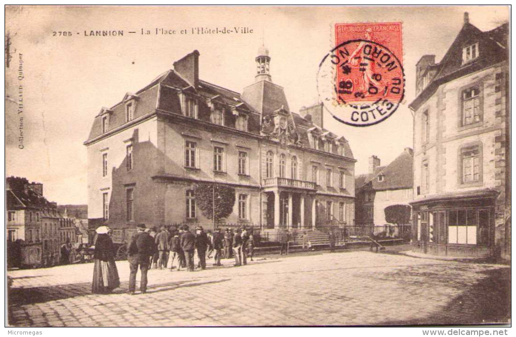 LANNION - La Place De L'Hôtel De Ville - Lannion