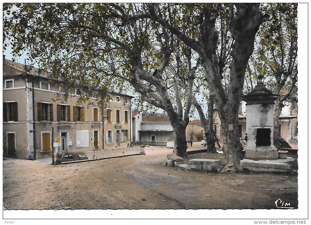 ROBION - La Mairie, La Poste Et La Fontaine - Robion