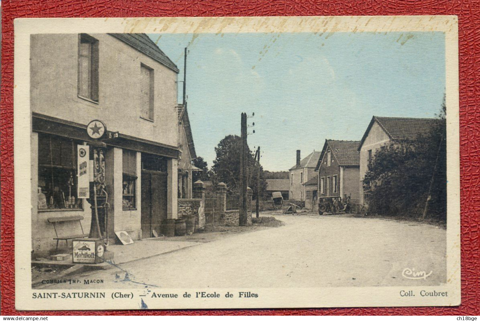 CPA : 18  : Saint  Saturnin : Avenue De L´Ecole De Filles : Maisons - Pompe à Essence - Voiture ...Colorisée - Saint-Saturnin