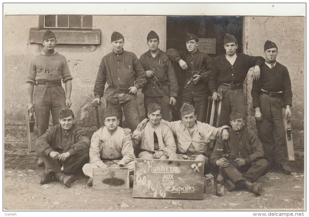 CARTE PHOTO-Groupe De Militaire ...HONNEUR AUX SAPEURS..animé...Outils Rabots, Scies... - Régiments