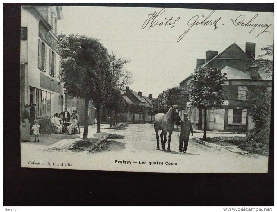 CPA FROISSY. Les Quatre Coins. Belle Animation. Hôtel Gibert Debuquoy.  Consommateurs Au Café. Très Bon Etat RARE - Froissy