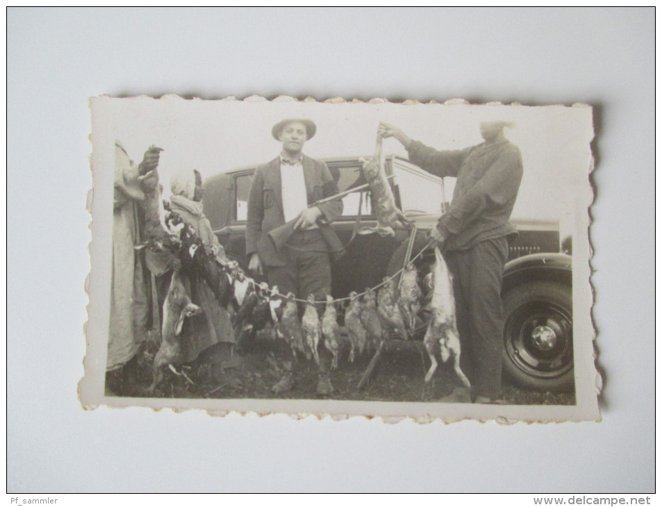 Originalfoto 1933 Marokko / Maroc. Mann Mit Gewehr Und Altem Auto. Jäger /  Tote Hasen Und Hühner - Africa