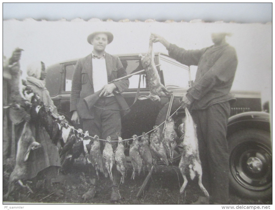 Originalfoto 1933 Marokko / Maroc. Mann Mit Gewehr Und Altem Auto. Jäger /  Tote Hasen Und Hühner - Afrika