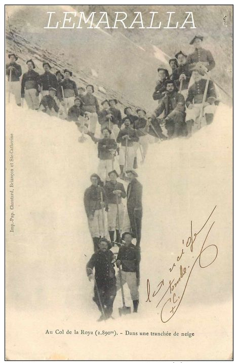 BREIL SUR ROYA : CHASSEURS ALPINS DANS UNE TRANCHEE DE NEIGE - AU COL DE ROYA - GROS PLAN - MILITARIA - ALPINISME - - Breil-sur-Roya