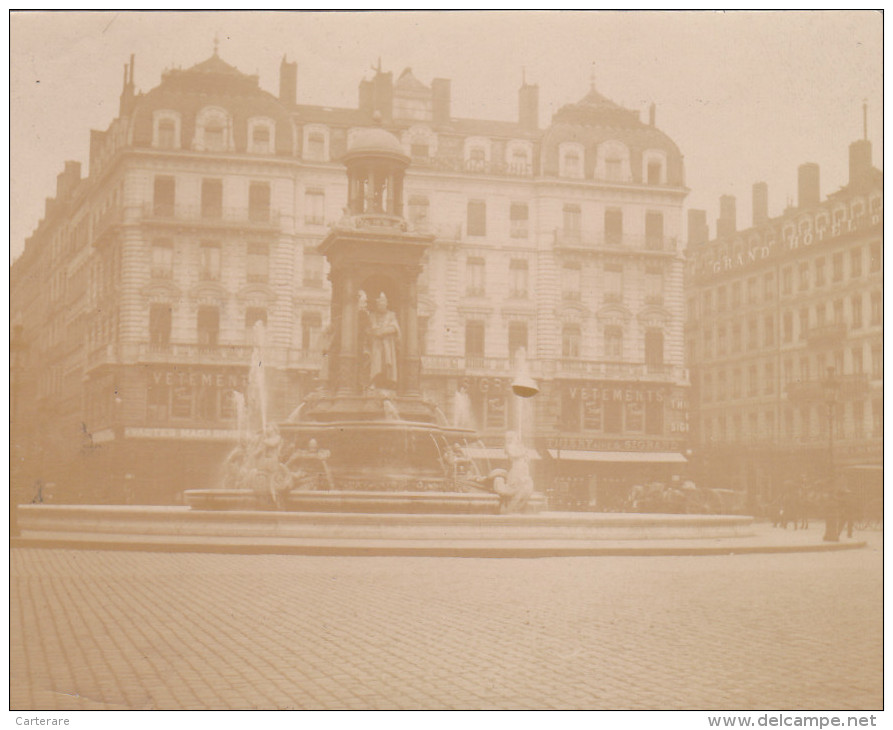 LYON EN 1880,RHONE,69,FONTAINE,PL ACE DES JACOBINS,GRAND HOTEL,MAGASIN DE VETEMENTS,PHOTO ANCIENNE,ATTELAGE A DROITE - Places