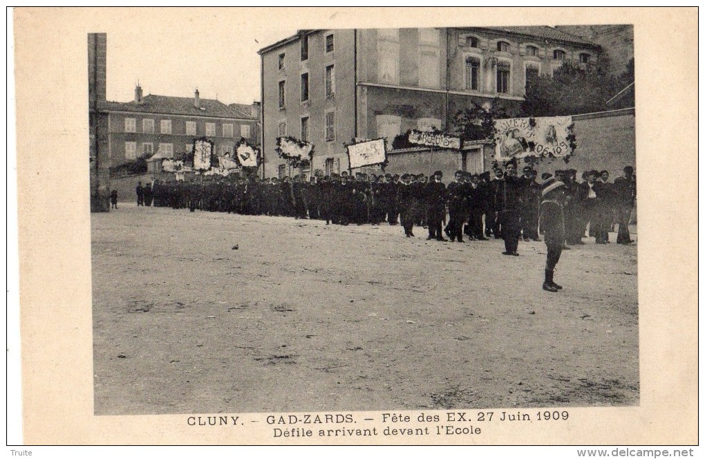 CLUNY GAD-ZARDS FETE DES EX 27/06/1909 DEFILE ARRIVANT DEVANT L'ECOLE - Cluny
