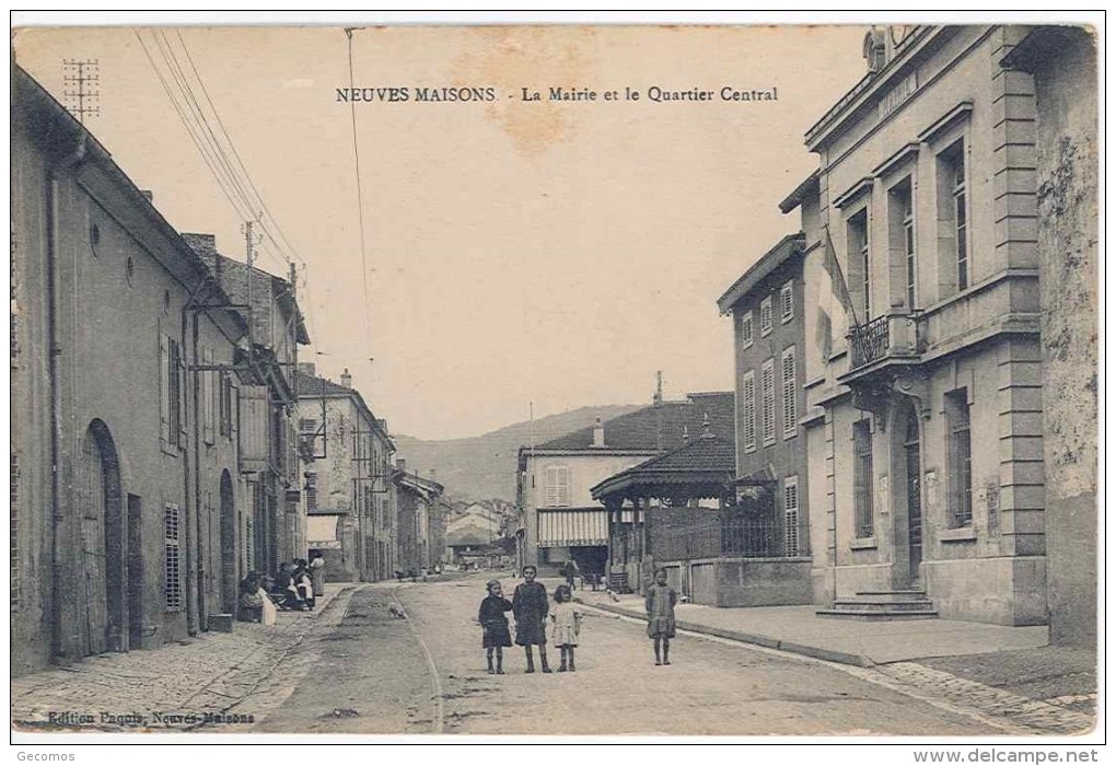 CPA 54 - NEUVES-MAISONS - La  MAIRIE ET LE QUARTIER CENTRAL (animée Enfants...) - Neuves Maisons