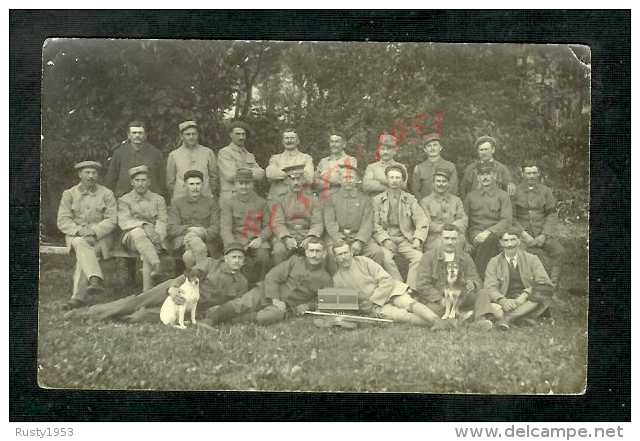 K:20: MILITARIA : CARTE PHOTO MILITAIRE : CREHANGE X SAINT LEOPARDIN D AUGY,ALLIER,GROUPE DE SOLDATS + CHIEN & VIOLON - Personnages