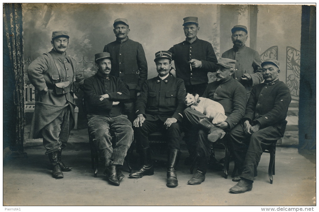 MILITARIA - AMIENS - Belle Carte Photo Représentant Des Militaires Avec Chien Mascotte (inscription 25 Sur Képi ) - Amiens