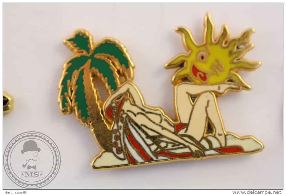 Pin Up Stile Girl On Beach - Sun Winking, Red Colour Suit - Ballard Collection Pin Badge - #PLS - Pin-ups