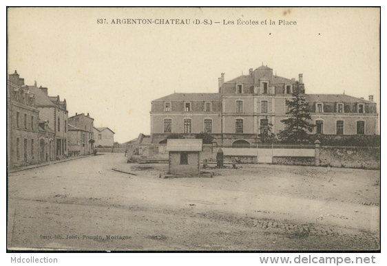 79 ARGENTON CHATEAU / Les Ecoles Et La Place / - Argenton Chateau