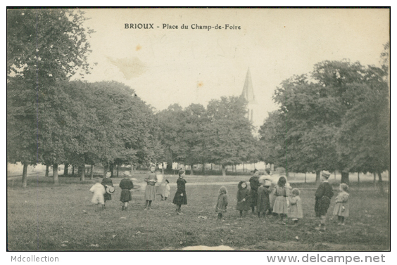 79 BRIOUX SUR BOUTONNE / La Place Du Champ De Foire, Brioux / - Brioux Sur Boutonne