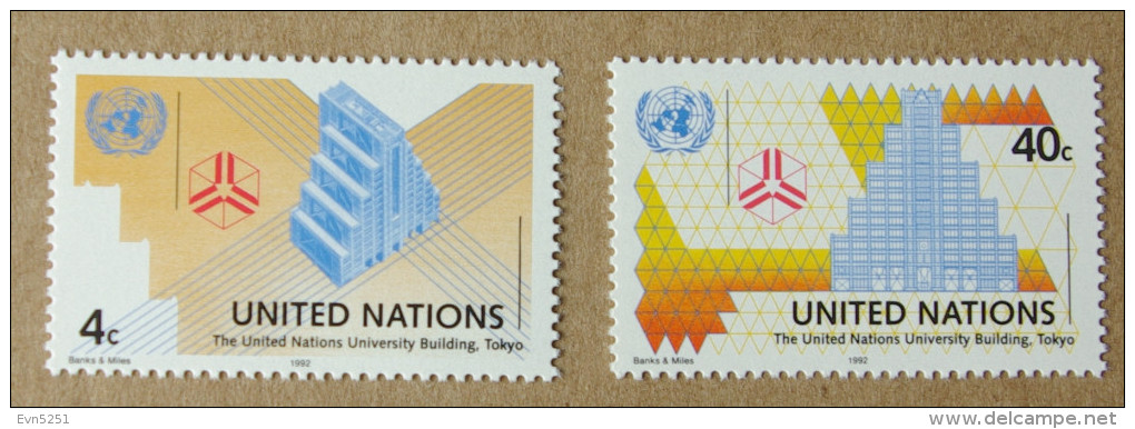 Y1 Nations Unies (New York)  : Série Courante - Université Des N.U / Siège Des N.U / Logo De L'ONU / Mosaïque Et Vitrail - Ungebraucht