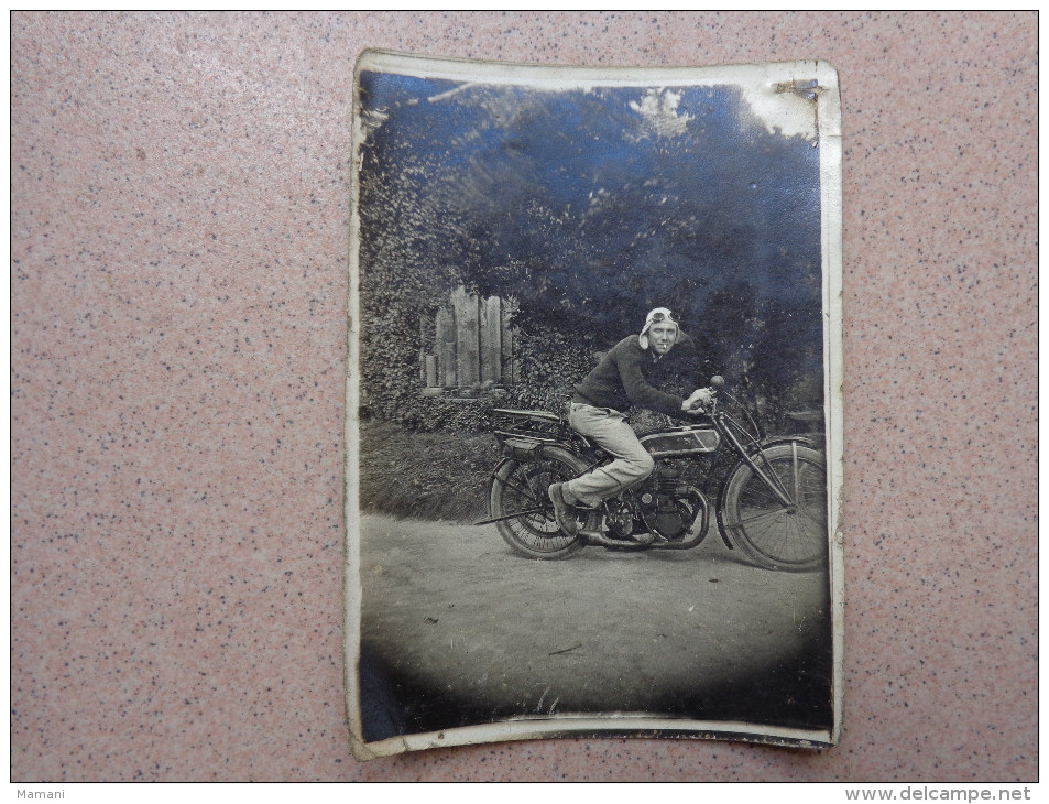 Photo 6x8.5cm Personnage Et Moto A Identifier. - Personnes Anonymes