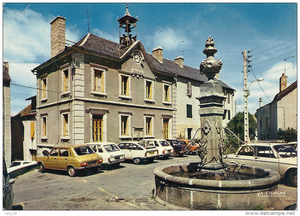 Aumont Aubrac : La Fontaine Et L'Hotel De Ville - Aumont Aubrac