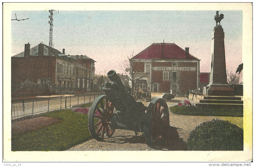 Digoin Le Square Du Monument Aux Morts Et Les Hotels De La Gare - Digoin