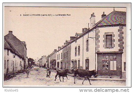 44 SAINT LIPHARD ( Loire Inf ) - La Grande Rue - Animé Vaches Veau Et Gardienne Traversant La Route - Magasin Faience - Saint-Lyphard