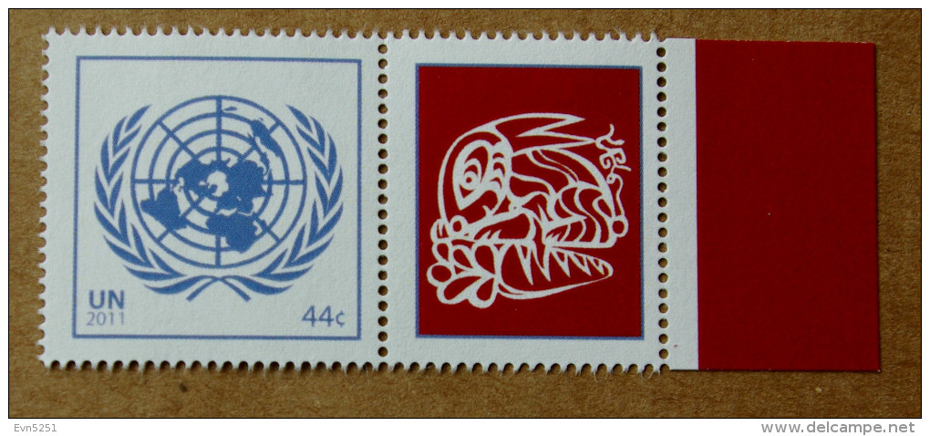 Y1 Nations Unies (New York)  : Emblème De L'ONU Avec Vignette (Lapin) - Ungebraucht