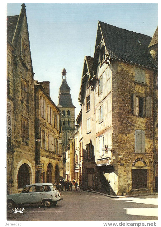 SARLAT ... PLACE ET RUE DE LA LIBERTE ... RENAULT 4L - Sarlat La Caneda