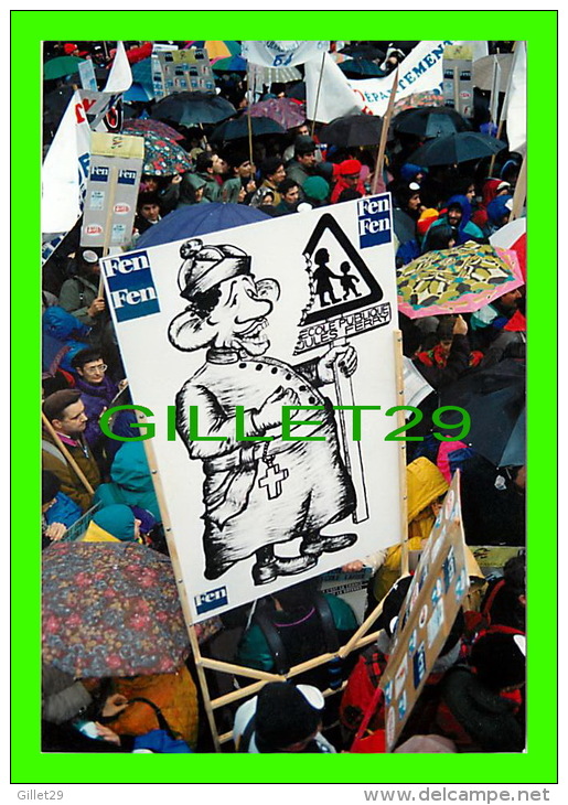 SYNDICATS  -  MANIFESTATION POUR LA DÉFENSE DE L´ÉCOLE PUBLIQUE - DESSIN SATIRIQUE, 1994 - PHOTO, PHILIPPE TOUCHARD - - Syndicats