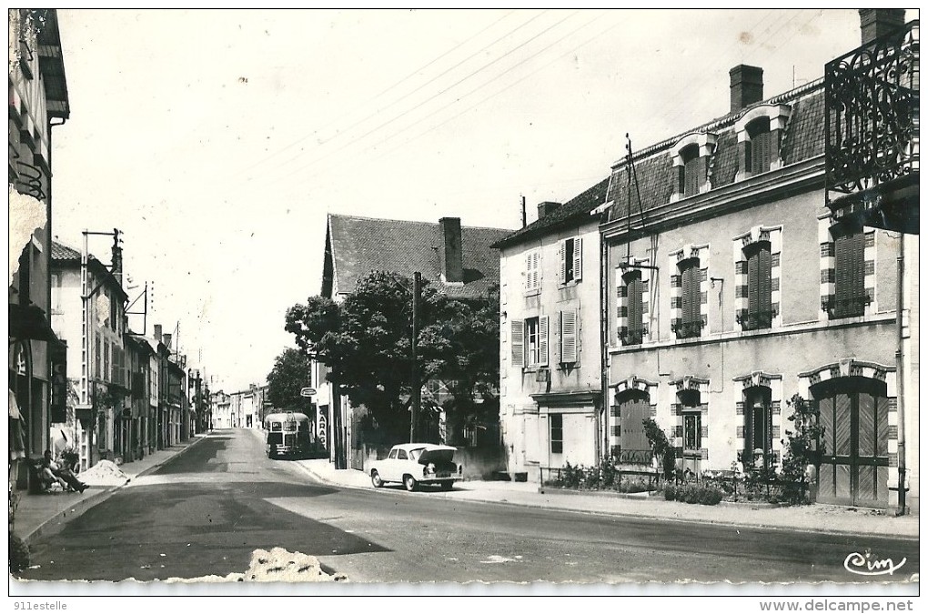 63 COMBRONDE  -   Route De Montluçon -  Garage Peugeot , Autobus   ( état  ) - Combronde