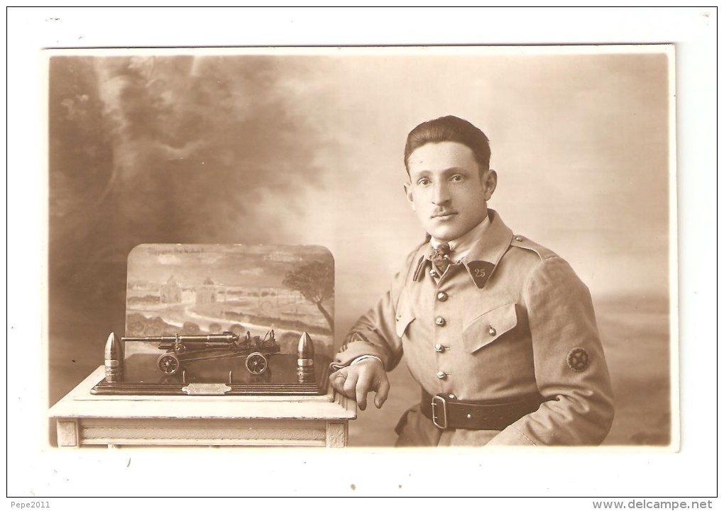 Carte Photo :  Soldat Posant à Côté D'une Maquette Avec Un Canon & Des Obus - Paysage Au Fond De La Maquette - Personnages