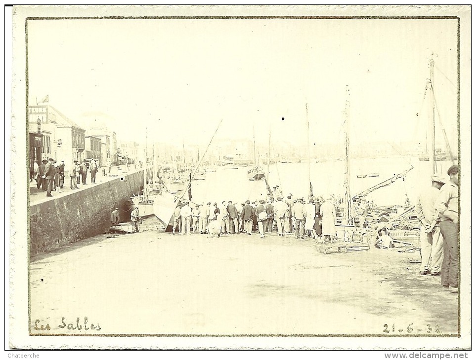 PHOTOGRAPHIE SITUEE AUX SABLES D´OLONNE DATEE DU 20.6.1932 ANNOTATIONS MANUSCRITES DOREES EN BAS A DROITE ET GAUCHE. - Luoghi