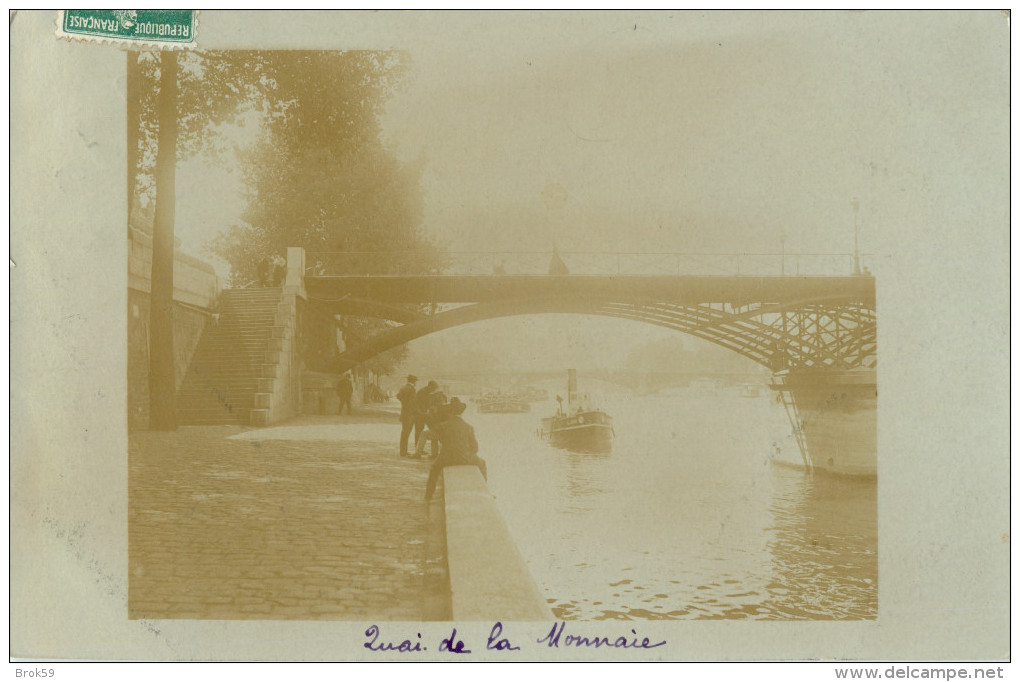 75 PARIS - BELLE CARTE PHOTO DU QUAI DE LA MONNAIE  ( SEINE - BATEAU A VAPEURPASSANT SOUS LE PONT PENICHE  ) - Arrondissement: 01