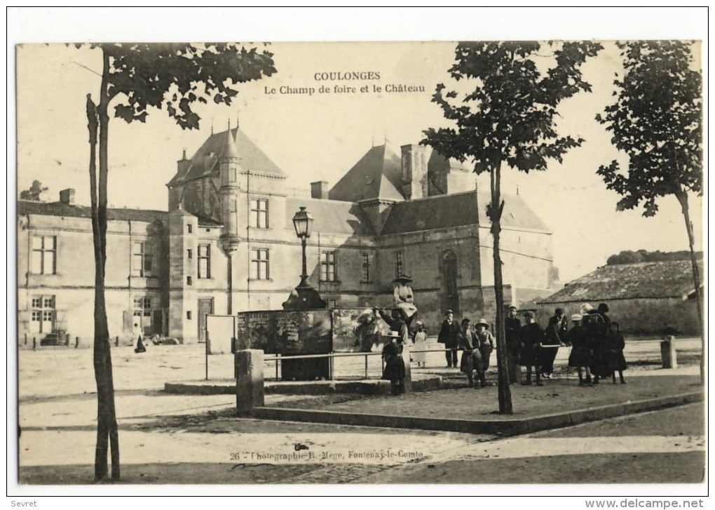 OULONGES Sur L´AUTIZE  -  Le Champ De Foire Et Le Château. - Coulonges-sur-l'Autize