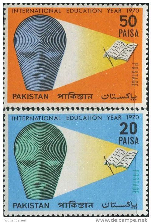 AB0523 Pakistan 1970 International Education Emblem 2v MLH - Pakistan