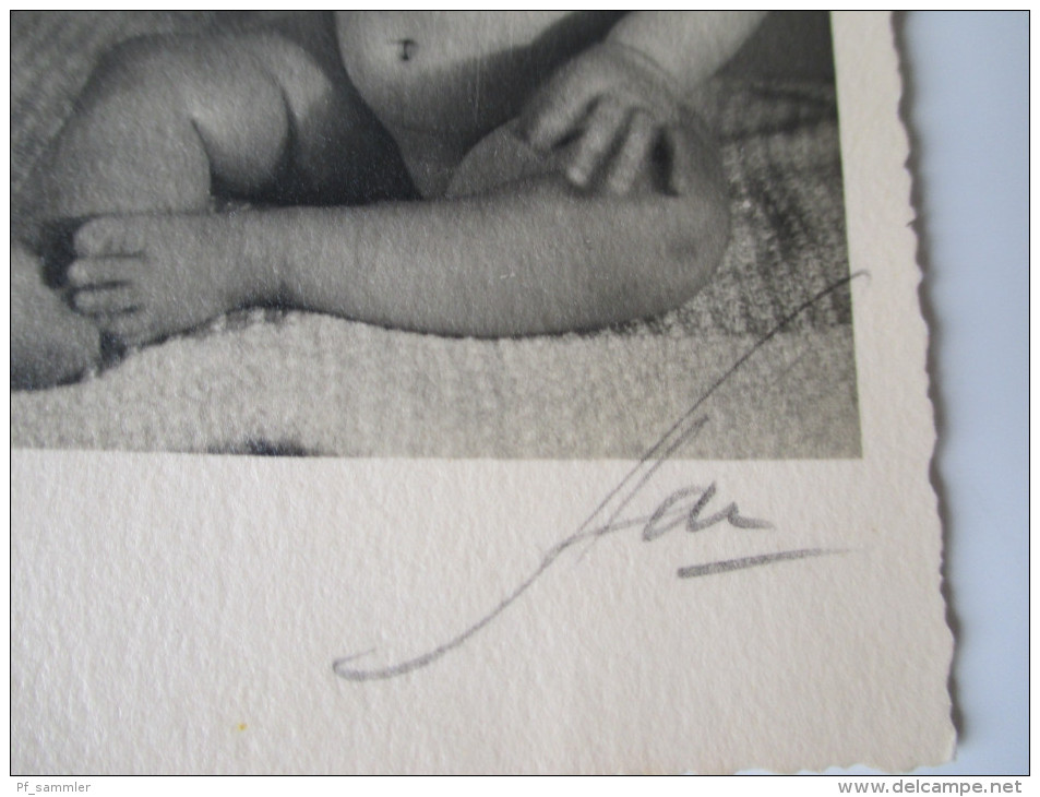 AK / Fotokarte Mit Baby. Marokko / Casablanca 1941. Stempel: Stalag X B T Kontrolle. Kriegsgefangenpost / Stammlager - Ritratti