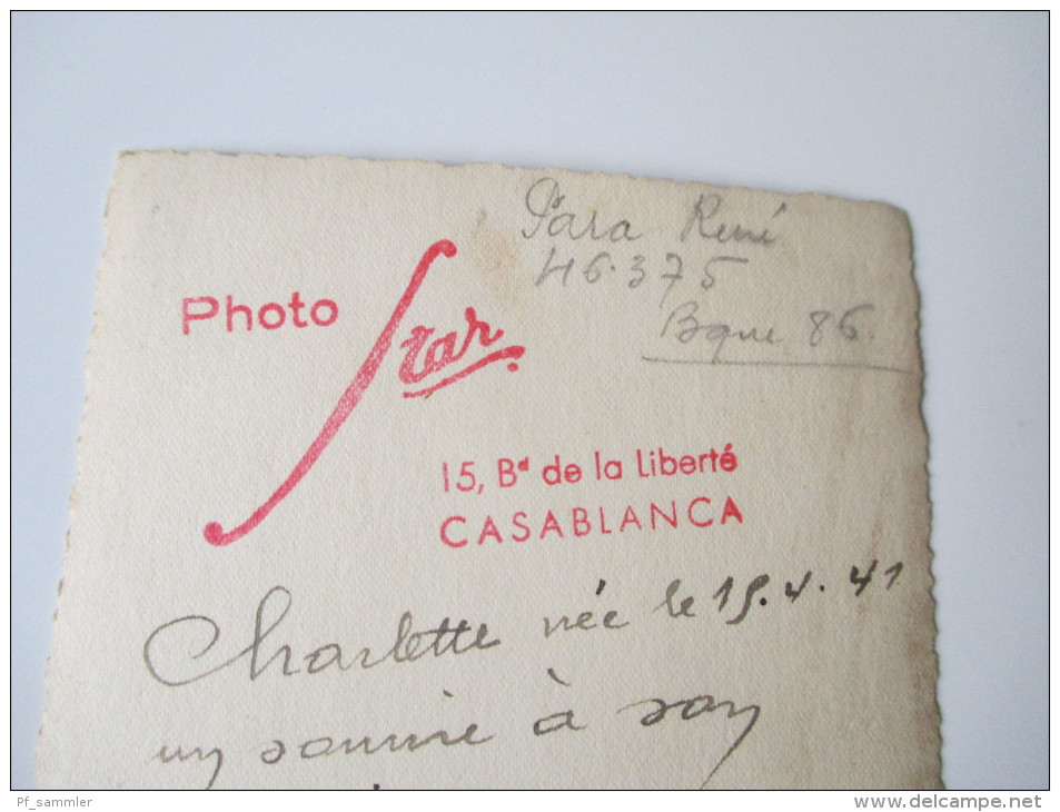 AK / Fotokarte Mit Baby. Marokko / Casablanca 1941. Stempel: Stalag X B T Kontrolle. Kriegsgefangenpost / Stammlager - Ritratti