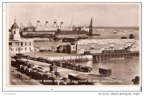 SOUTHAMPTON 901.9 THE HARBOUR BOARD OFFICESZ AND AQUITANIA  IN DOCK  1935 - Southampton